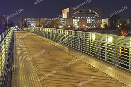 Gustav Heinemann Br?cke ueber die Spree, im Hintergrund das Bundeskanzleramt am Abend, Regierungsviertel Berlin, Deutschland, Europa, oeffentlicherGrund