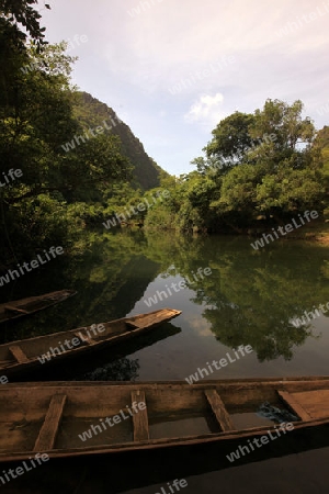 Die Huegel Landschaft bei der Stadt Tha Khaek in zentral Laos an der Grenze zu Thailand in Suedostasien.