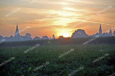 Sonnenaufgang zwischen den Kirchen