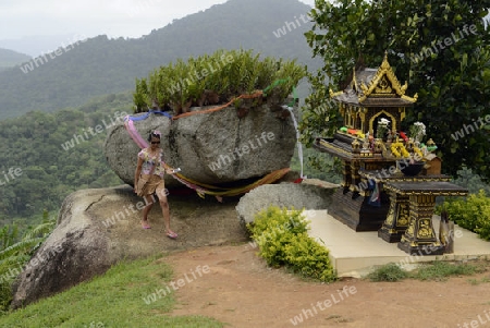 Ein Bergtempel in den Bergen im sueden der Insel Phuket im sueden von Thailand in Suedostasien.