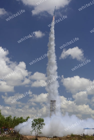 Eine Rackete startet beim traditioellen Raketenfest oder Bun Bang Fai oder Rocket Festival in Ban Si Than in der Provinz Amnat Charoen nordwestlich von Ubon Ratchathani im nordosten von Thailand in Suedostasien.