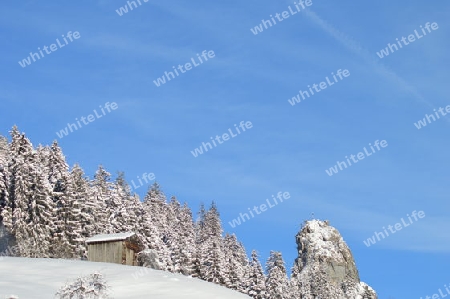 Verschneiter Stadel in den Bergen