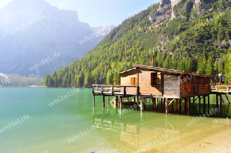 Wilder Bergsee im milden Herbst