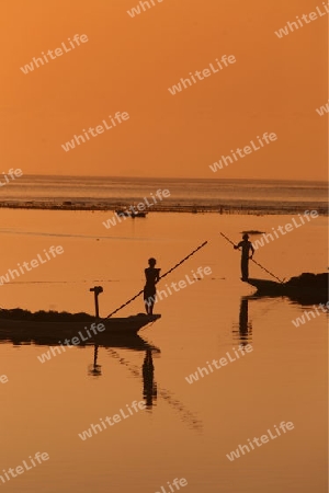 Die Kueste mit Booten in der Seegrass Plantage auf der Insel Nusa Lembongan der Nachbarinsel von Bali, Indonesien.