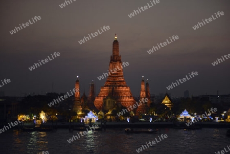 Die Tempelanlage des Wat Arun am Mae Nam Chao Phraya River in der Hauptstadt Bangkok von Thailand in Suedostasien.