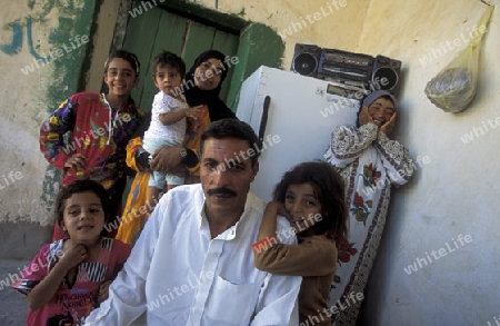 Eine Familie bei Abu Kamal an der Grenze zu Irak im Osten von Syrien.