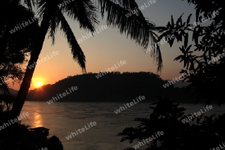 Die Landschaft am Mekong River in der Altstadt von Luang Prabang in Zentrallaos von Laos in Suedostasien.  