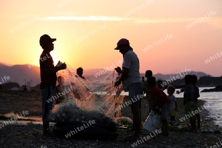 Asien, Suedostasien, Ost Timor, Timor-Leste, Timor, Dili, Alltag, Fischer, 
Fischer an der Kueste in der Hauptstadt Dili in Ost Timor in Suedost Asien.       (Urs Flueeler) 