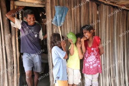 Kinder bei Uatolari an der sued-ost Kueste von Timor auf der in zwei getrennten Insel Timor in Asien.