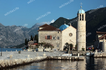 Die Insel Skrpjela vor dem Dorf Persat in der Bucht von Kotor am Mittelmeer in Montenegro im Balkan in Europa.