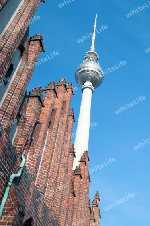 Berlin Alexanderplatz ? Fernsehturm und Marienkirche von schraeg unten gesehen