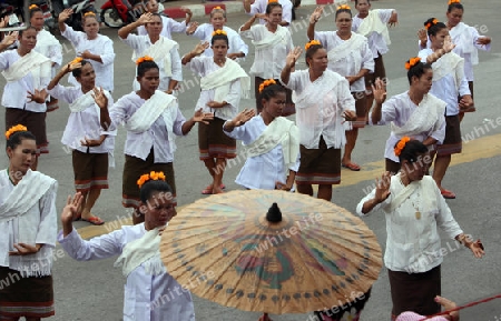 Eine traditionelle Tanz Gruppe zeigt sich an der Festparade beim Bun Bang Fai oder Rocket Festival in Yasothon im Isan im Nordosten von Thailand. 