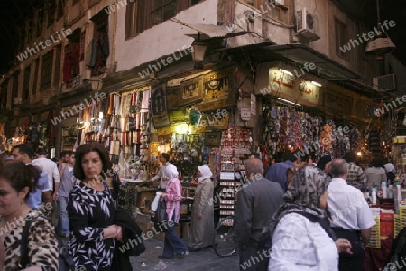 Eine Gasse mit Geschaeften im Souq in der Altstadt der Syrischen Hauptstadt Damaskus