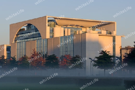 Kanzleramt in Berlin bei Sonnenaufgang und Bodennebel , Berlin, Deutschland, Europa, oeffentlicherGrund