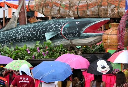 Ein Fisch auf dem geschmueckten Umzugwagen an der Festparade beim Bun Bang Fai oder Rocket Festival in Yasothon im Isan im Nordosten von Thailand. 