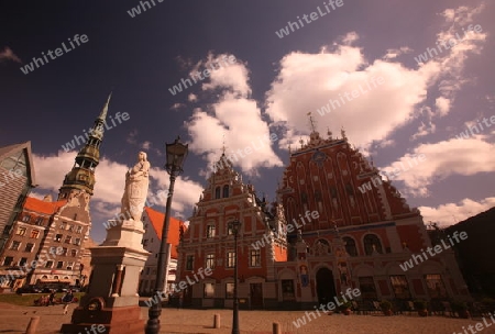 Die Petrikirche und das Schwarzhaeupterhaus in der Altstadt von Riga der Hauptststadt von Lettland im Baltikum in Osteuropa.  