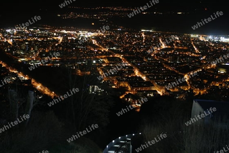 Blick ueber Innsbruck bei Nacht