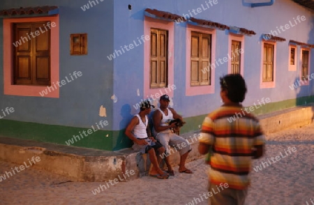 Suedamerika, Karibik, Venezuela, Los Roques, Insel, Atoll, Archipfel, Klima, Reef, Dorfinsel, Dorf, Kolonial, Architektur, Stimmung, Abend, Haus, Dorfleben, Alltag, Mann, Sitzen, Treffpunkt, Fassade, Gasse,