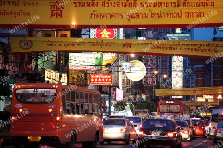 Die Charoen Krung Strasse im China Town von Bangkok der Hauptstadt von Thailand in Suedostasien.