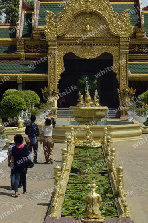 Der Grosse Tempel oder Chedi Phra Maha Chedi Chai Mongkhon auf einem Huegel bei Roi Et in der Provinz Roi Et nordwestlich von Ubon Ratchathani im nordosten von Thailand in Suedostasien.