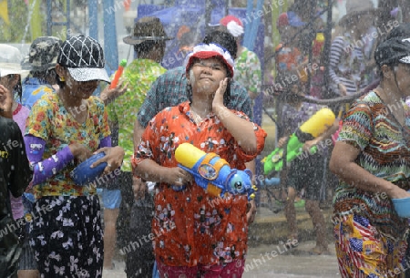 Das Songkran Fest oder Wasserfest zum Thailaendischen Neujahr ist im vollem Gange in Ayutthaya noerdlich von Bangkok in Thailand in Suedostasien.  