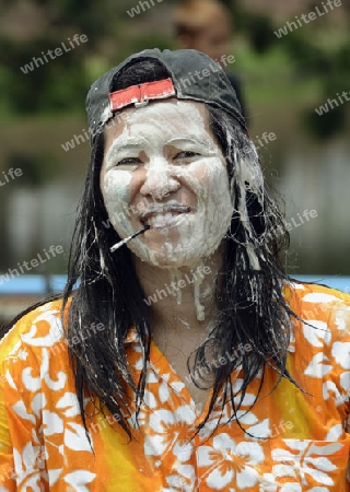 Das Songkran Fest oder Wasserfest zum Thailaendischen Neujahr ist im vollem Gange in Ayutthaya noerdlich von Bangkok in Thailand in Suedostasien.  