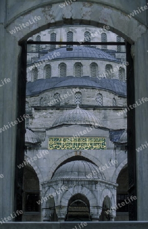 Die Blaue Moschee im Stadtteil Sulranahmet in Istanbul in der Tuerkey.