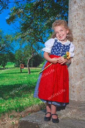 Bayerisches Kindergartenkind im Dirndl