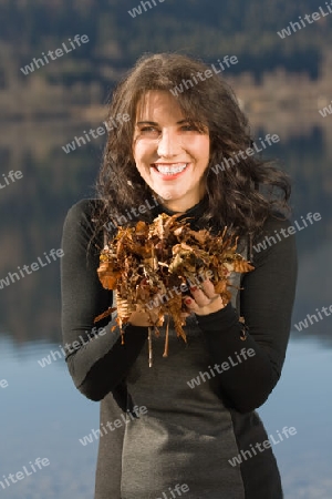 Junge Frau mit Herbststimmung 