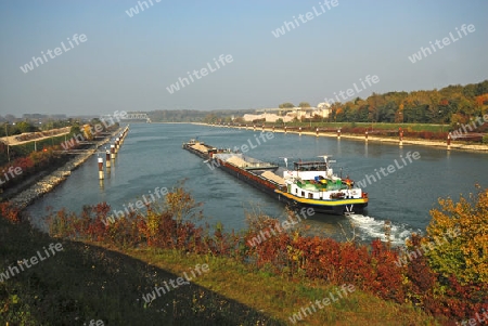 Kies-Transprtschiff auf dem Rhein