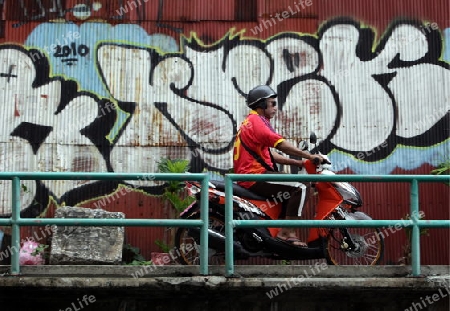 a smal way at the Khlong Saen Saeb in the city centre at the pratunam aerea in the city of Bangkok in Thailand in Suedostasien.