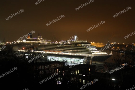 Queen Victoria at Hamburg Port_3