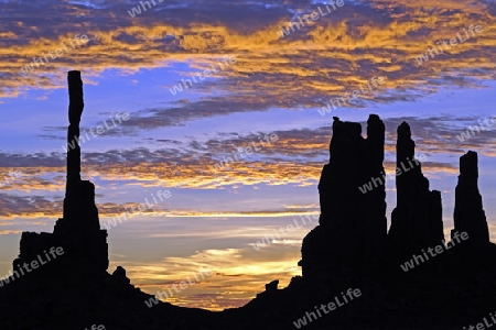 Sonnenaufgang mit "Totem Pole" im Gegenlicht, Monument Valley, Arizona, USA