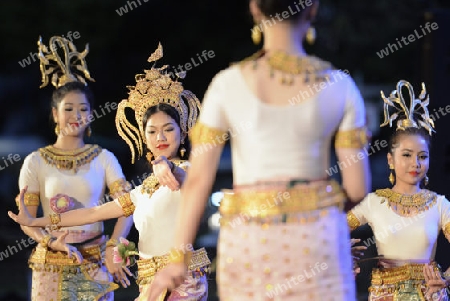 Taenzerinnen bei einem traditionellen Tanz im Santichaiprakan Park am Mae Nam Chao Phraya in der Hauptstadt Bangkok von Thailand in Suedostasien.