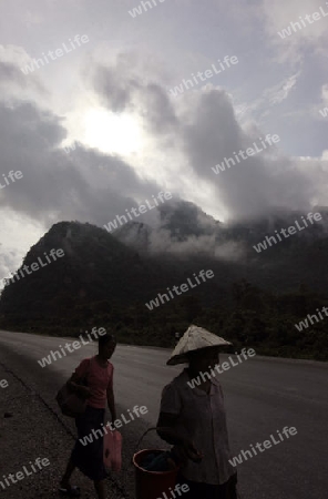 Die Huegellandschaft an der Landstrasse 12 zwischen der Stadt Tha Khaek und dem Dorf Mahaxai Mai in zentral Laos an der Grenze zu Thailand in Suedostasien.