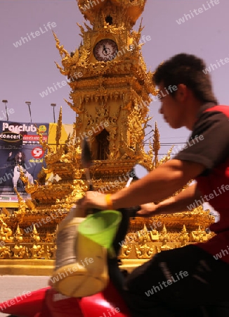 Der Uhrturm im Zentrum von Chiang Rai in der Provinz chiang Rai im Norden von Thailand in Suedostasien.