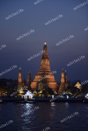 Die Tempelanlage des Wat Arun am Mae Nam Chao Phraya River in der Hauptstadt Bangkok von Thailand in Suedostasien.