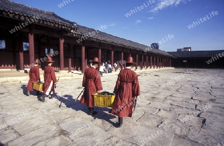 Der Kyongbokkung Palast im Zentrum in der Hauptstadt Seoul in Suedkorea in Ost Asien.