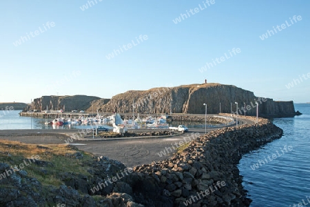 Der Westen Islands, Blick ?ber den Hafen von Stykkisholmur auf die Basaltinsel S?gandisey mit dem Leuchtturm, im Norden der Halbinsel Sn?fellsnes