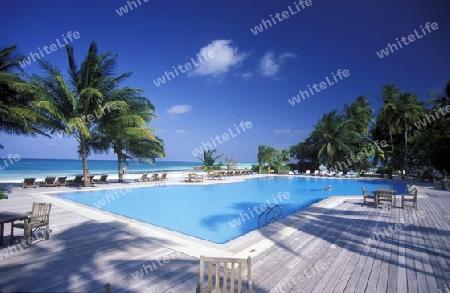 
Ein Pool einer Hotel Anlage auf den Inseln der Malediven im Indischen Ozean.   