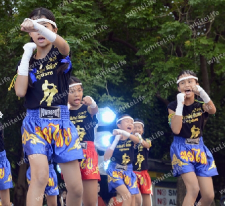 Kinder bei einer traditionellen Thai Box Show im Santichaiprakan Park am Mae Nam Chao Phraya in der Hauptstadt Bangkok von Thailand in Suedostasien.