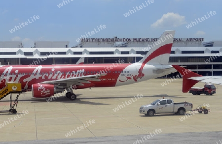 Ein Air Asia Flugzeug am Don Mueang Airport in der Hauptstadt Bangkok von Thailand in Suedostasien.