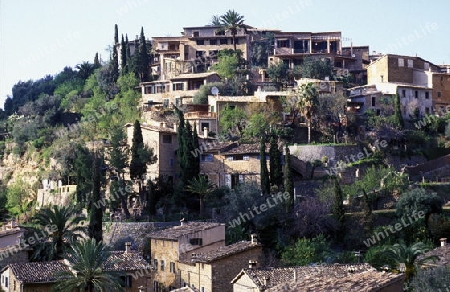 Das Bauerndorf Deia oder Deya mit den alten traditionellen Steinhaeusern im Februar 2005 im nord-westen der Insel Mallorca einer der Balearen Inseln im Mittelmeer.  