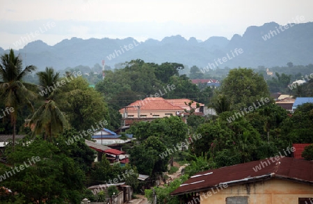 Die Huegel Landschaft bei der Stadt Tha Khaek in zentral Laos an der Grenze zu Thailand in Suedostasien.