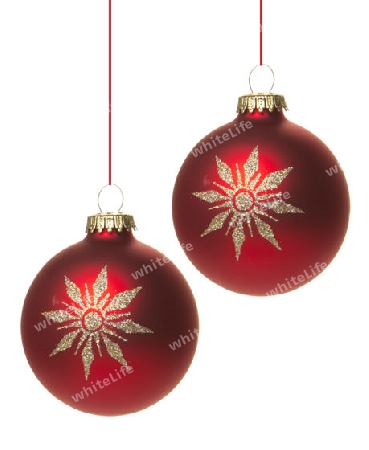 rote Christbaumkugeln mit wei?em Stern isoliert h?ngend mit wei?em Hintergrund