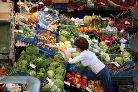 Der Markt in der Markthalle in der Altstadt von Wroclaw oder Breslau im westen von Polen.