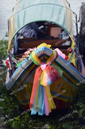 Ein traditionelles Holzboot auf dem Mae Nam Chao Phraya River in der Hauptstadt Bangkok von Thailand in Suedostasien.