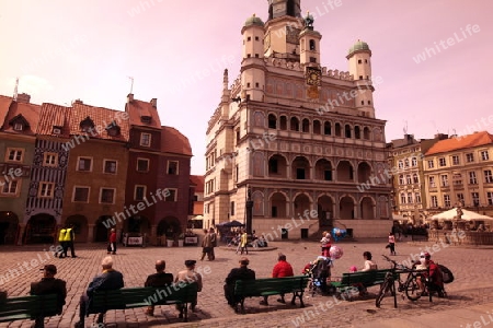 Der Rathausturm auf dem Stray Rynek Platz  in der Altstadt von Poznan im westen von Polen. 