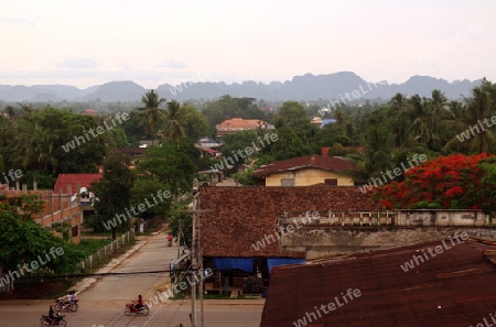 Die Huegel Landschaft bei der Stadt Tha Khaek in zentral Laos an der Grenze zu Thailand in Suedostasien.