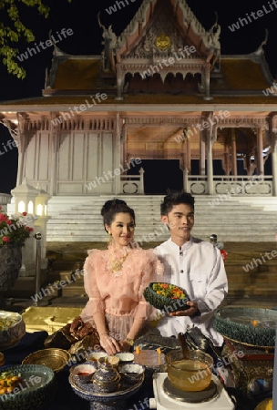 Koeche in traditioneller Kleidung mit Thailaendischen Dessert Spezialitaeten bei einem Fest im Santichaiprakan Park am Mae Nam Chao Phraya in der Hauptstadt Bangkok von Thailand in Suedostasien.